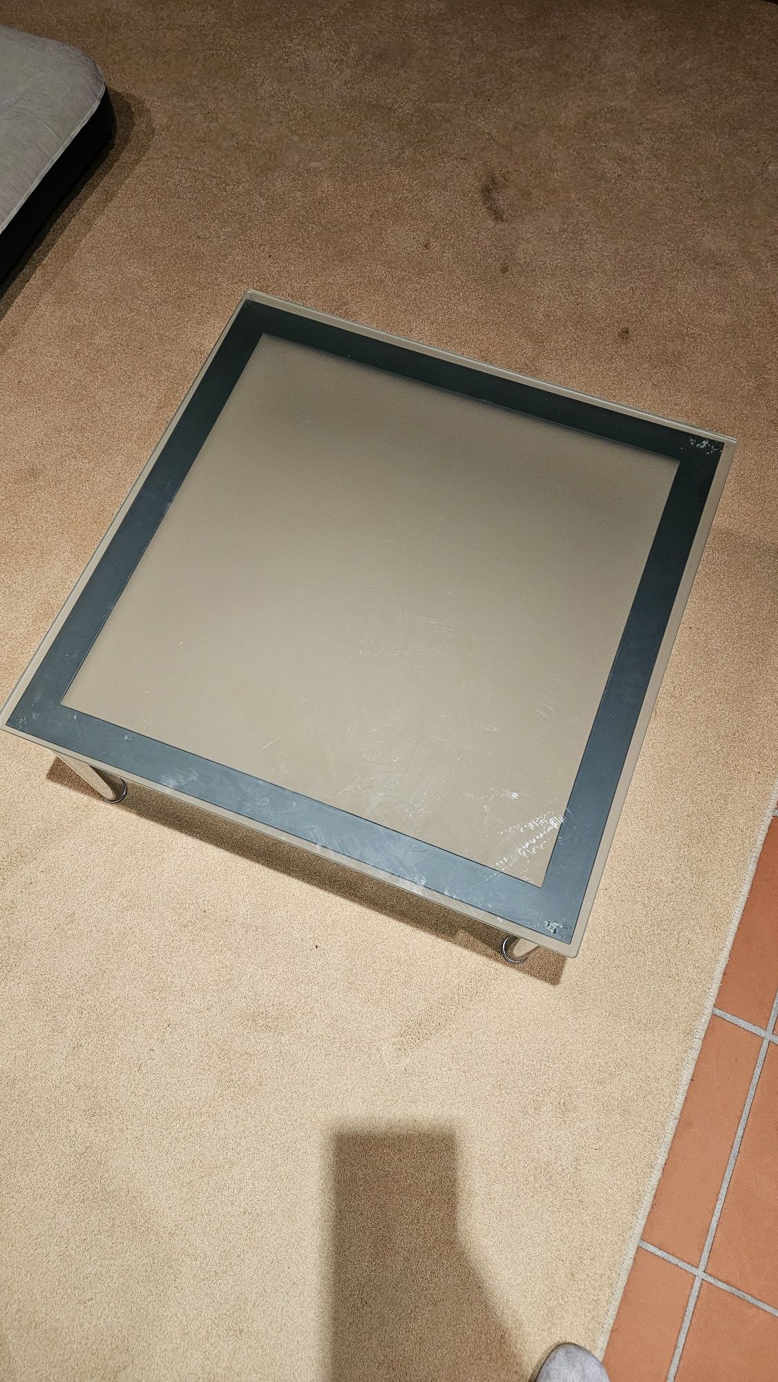 Mesa quadrado com tampo de vidro