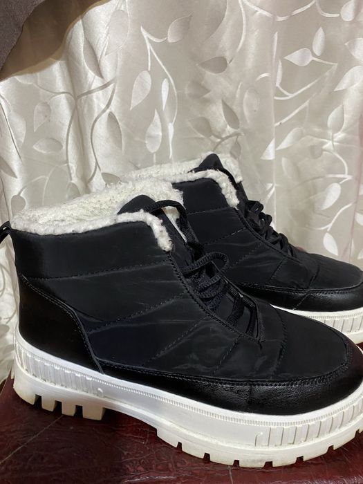 Продам теплі зимові ботинки