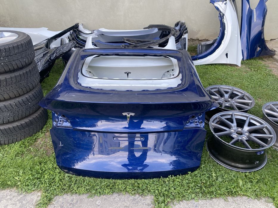 Продам кришку багажника Tesla model y
