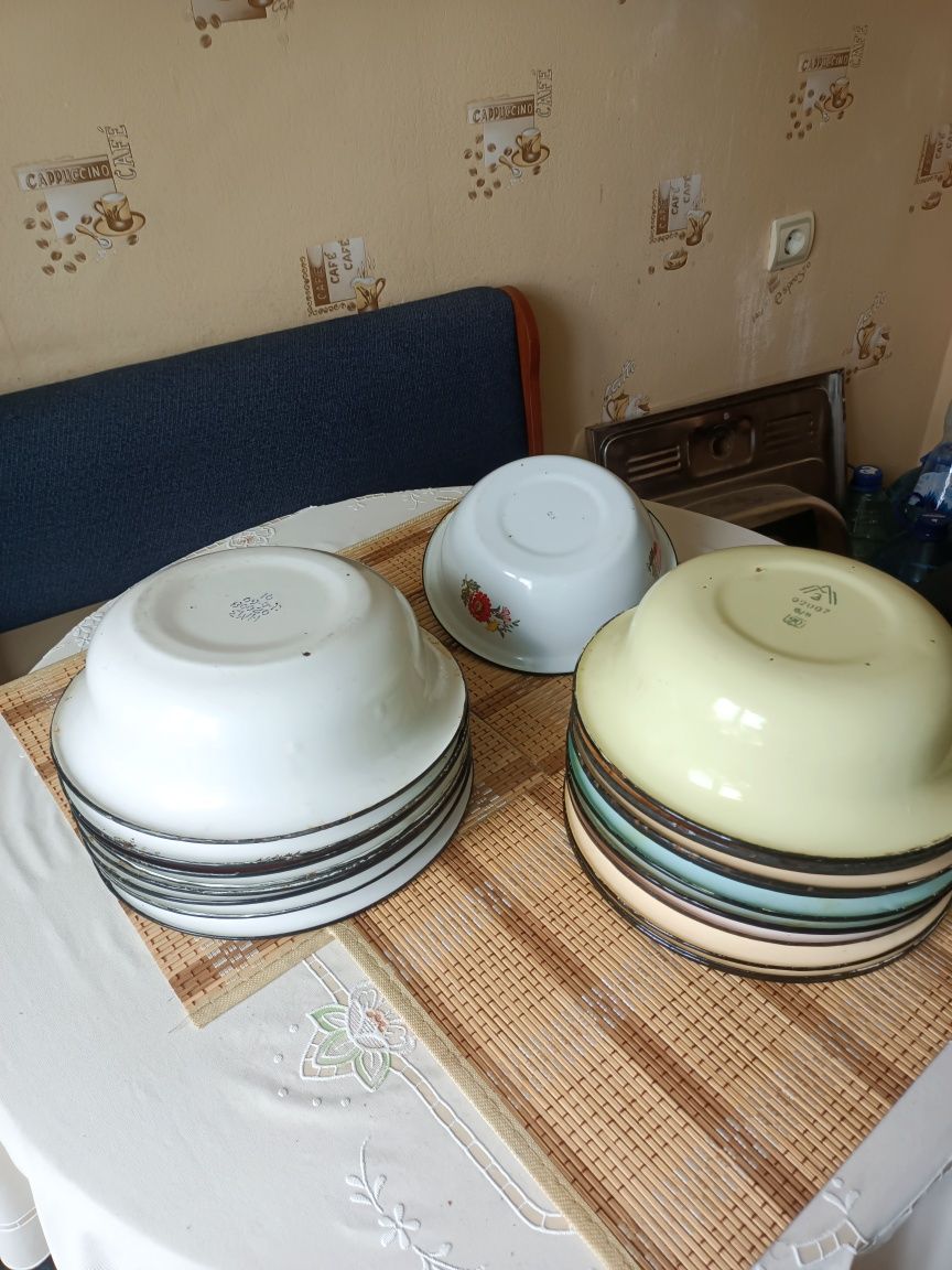 Эмалированная посуда́, миски.