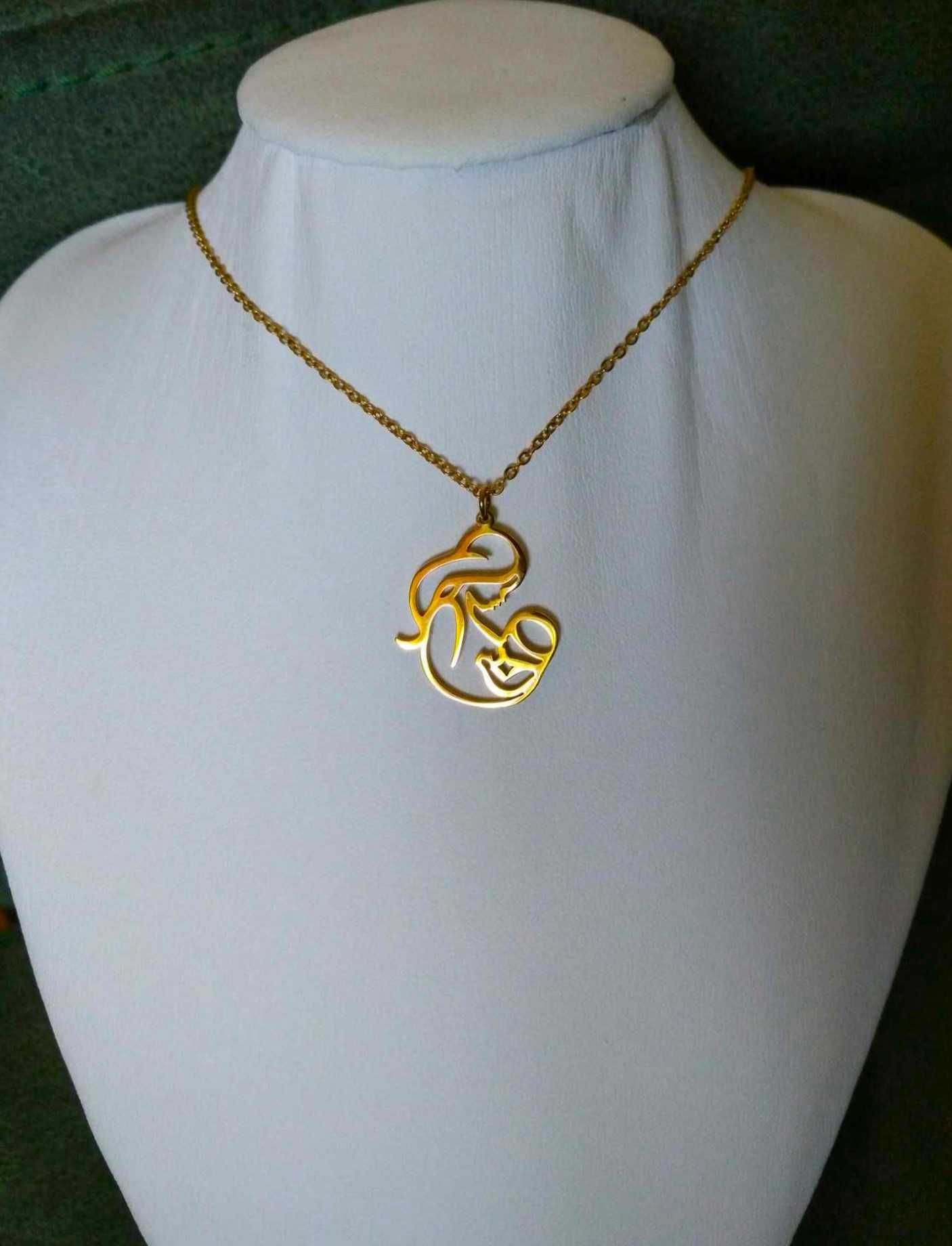 Colar Aço Dourado c/ Contorno de Mãe e Bebe NOVO