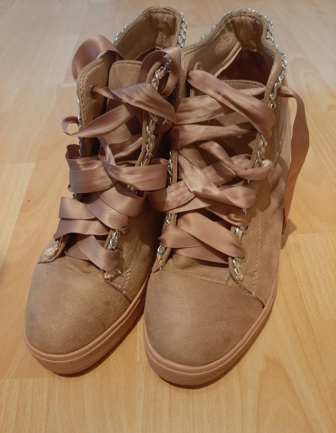 Buty na koturnie