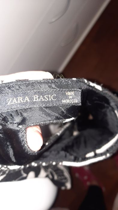 Vestido pretove branco tamanho M Marca Zara aberto nas costas