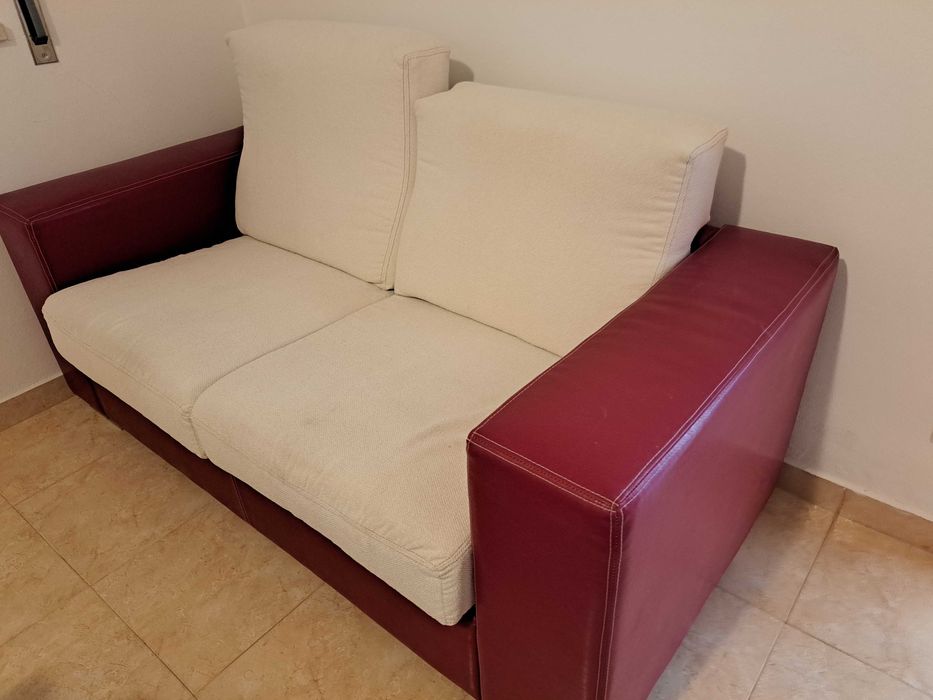 sofá 2 lugares, em pele sintética e tecido