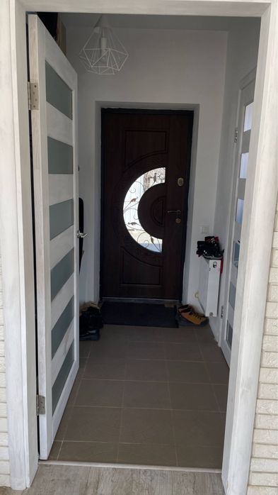 Будинок з гарним ремонтом та меблями в мальвничій Бучі