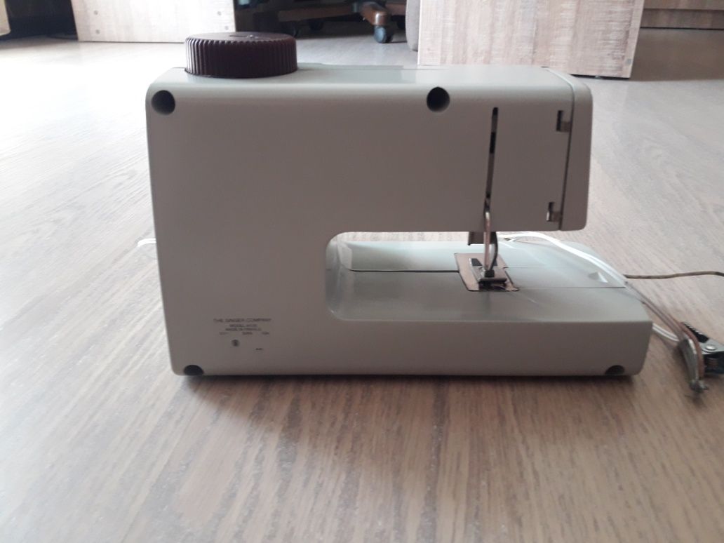 Винтажная швейная машина Singer M100 Magic Tailor 12V