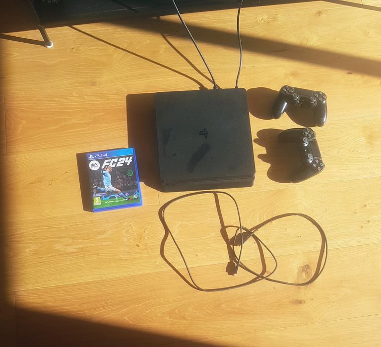 PlayStation 4 Slim – 872,8 GB + 2 comandos + FC 24