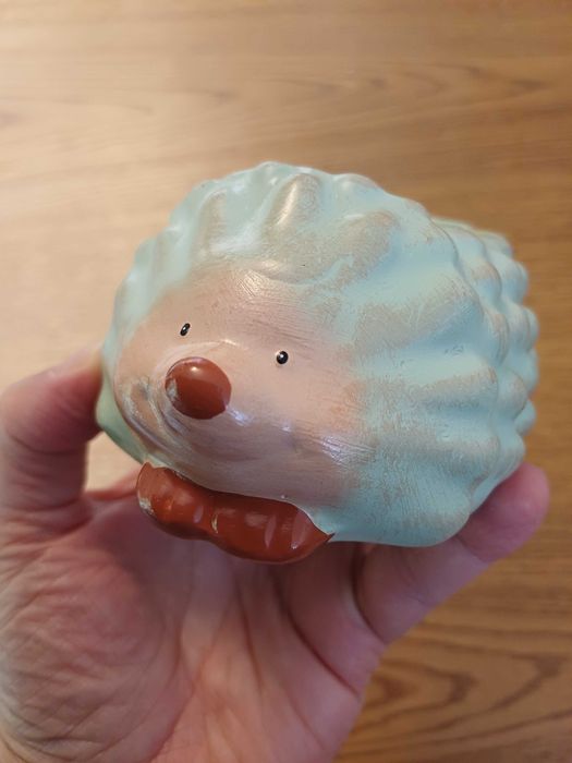 Sympatyczny jeżyk osłonka na doniczkę z żywicy