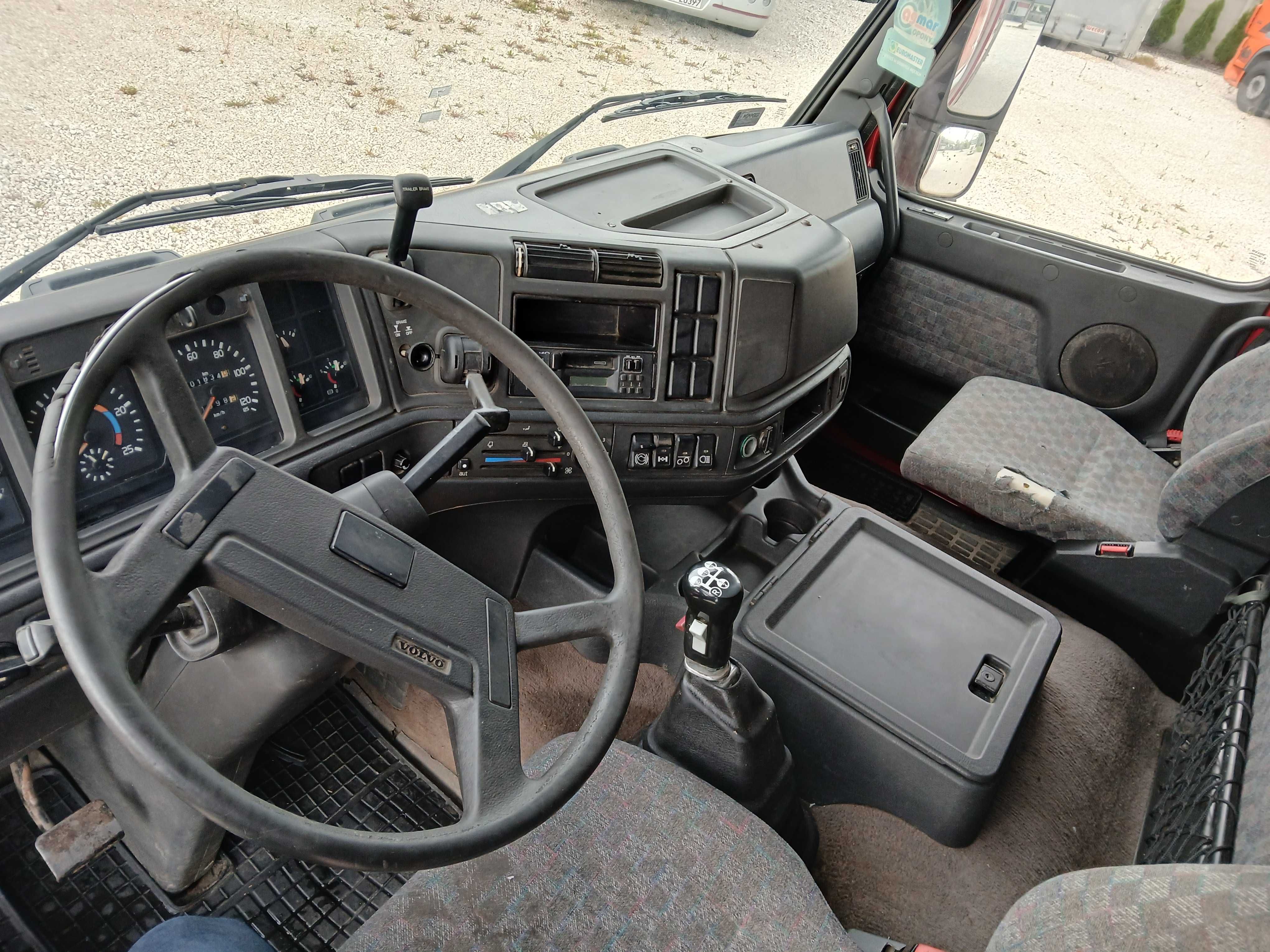 Samochód ciężarowy Volvo FH12 do przewozu żywca