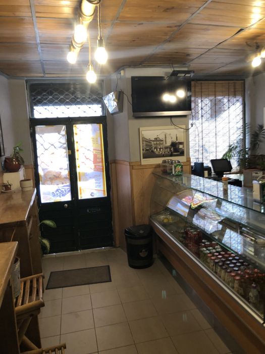 Cedencia de posiçao de pequeno snack-bar em zona de movimento