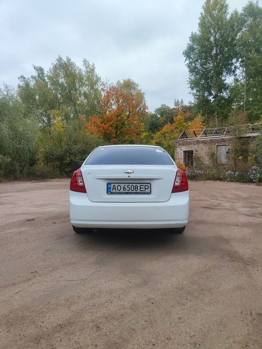 Chevrolet lacetti 2012 року 1.8 бензин