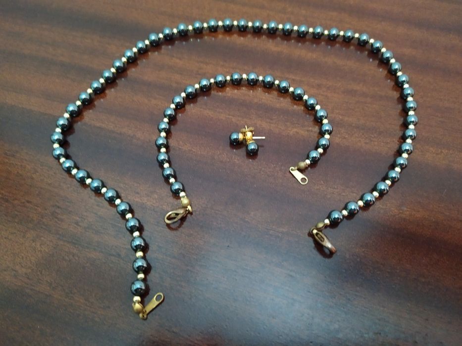 Colar, pulseira e brincos em pérolas