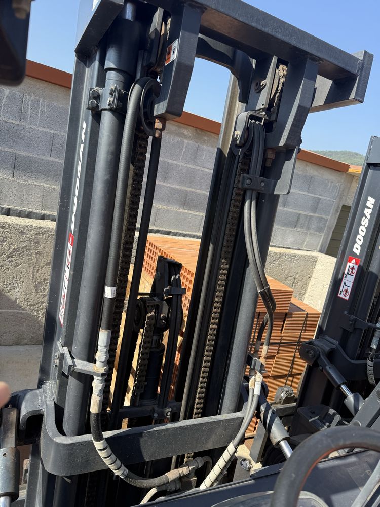 Empilhador Doosan de 2.5T Triplex