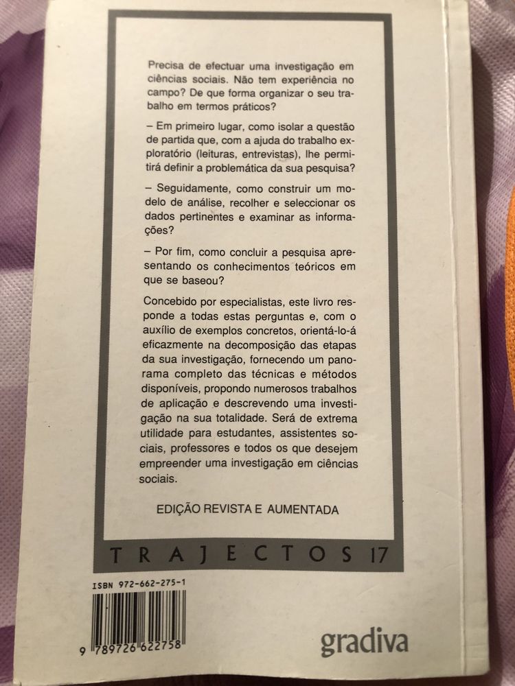 4 livros da área de sociologia (2 sociologia/politica/ 1 inves e 1 fut