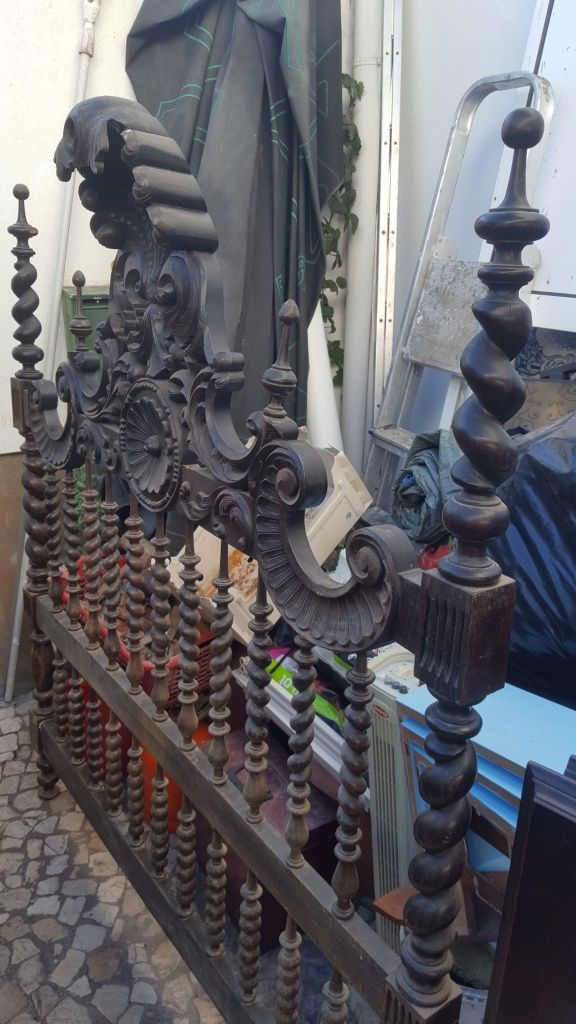 Cama de madeira antiga