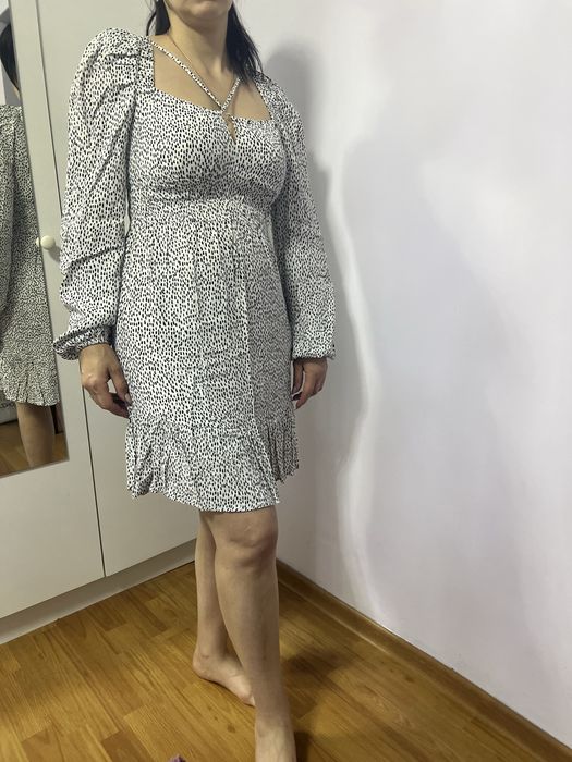 Легке літнє плаття з гарним декольте