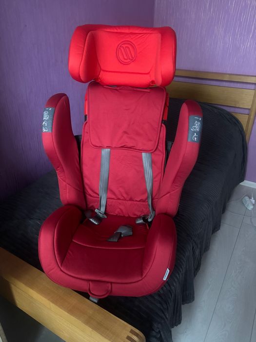 Дитяче автокрісло 9-36 кг в гарному стані