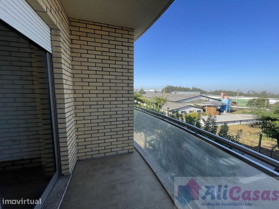 Excelente T2 C/Varanda- Cozinha Eq. - L/garagem P/1 carro  mais  mota