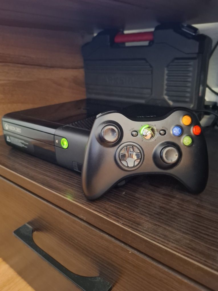 Xbox 360 E 250GB + 2 pady