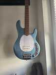 Sterling by Music Man StingRay RAY34 BSK blue sparkle gitara basowa
