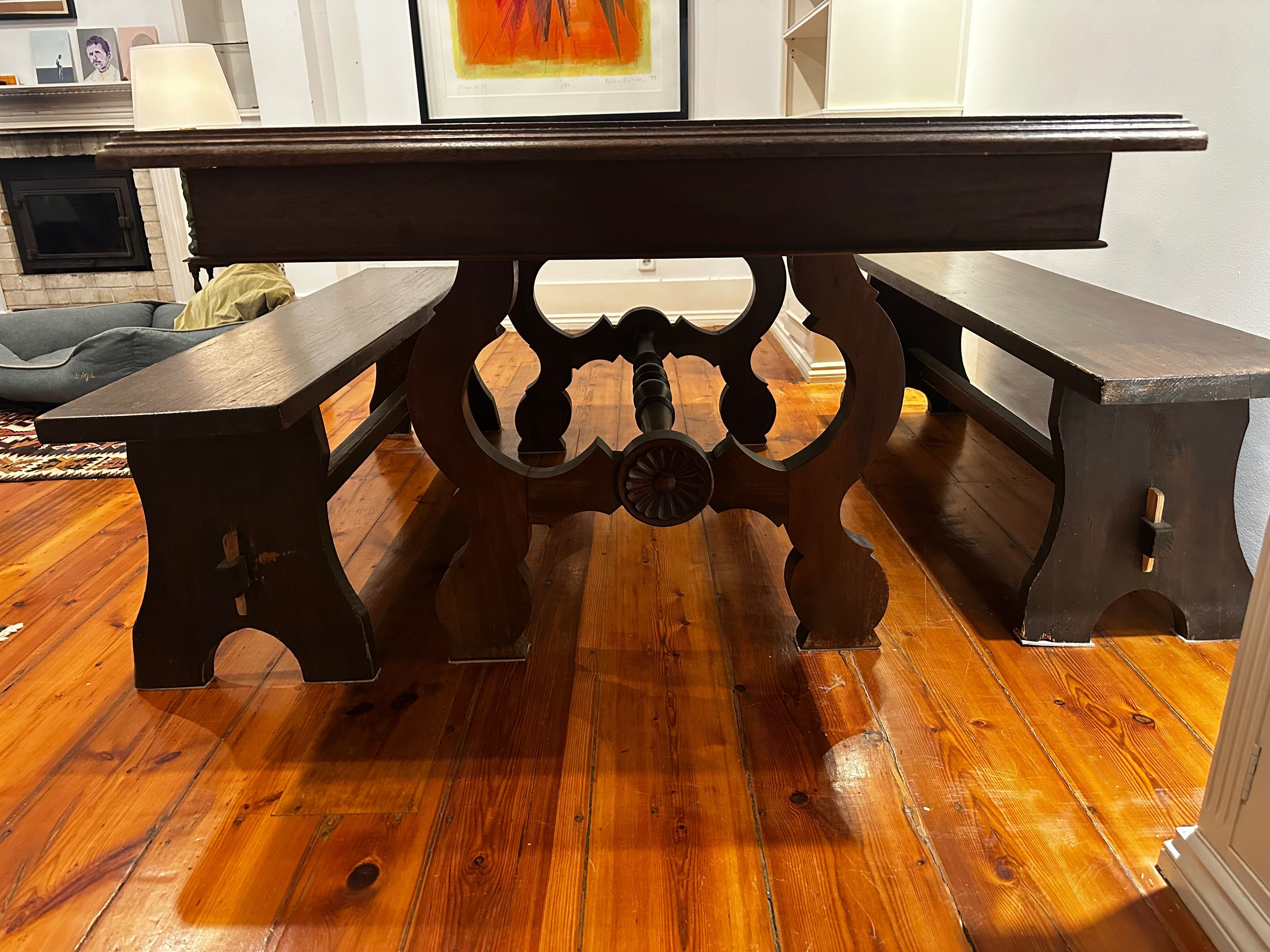 mesa de jantar em madeira e bancos