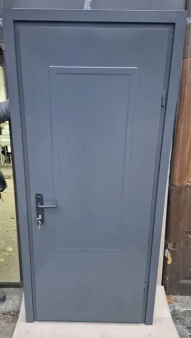 Технічні металеві вхідні двері в будинок госпблок з ДСП накладками