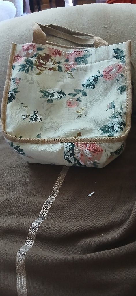 Bolsa florida e espaçosa
