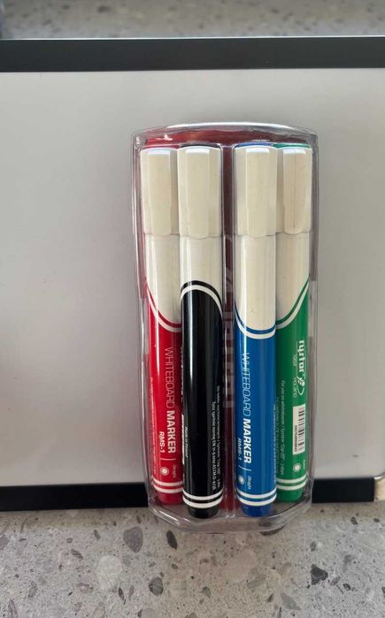 Markery flamastry do białej tablicy 4 szt. i gąbka z magnesem