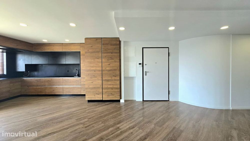 T2 semi-novo c/ varanda e box fechada - Baguim do Monte