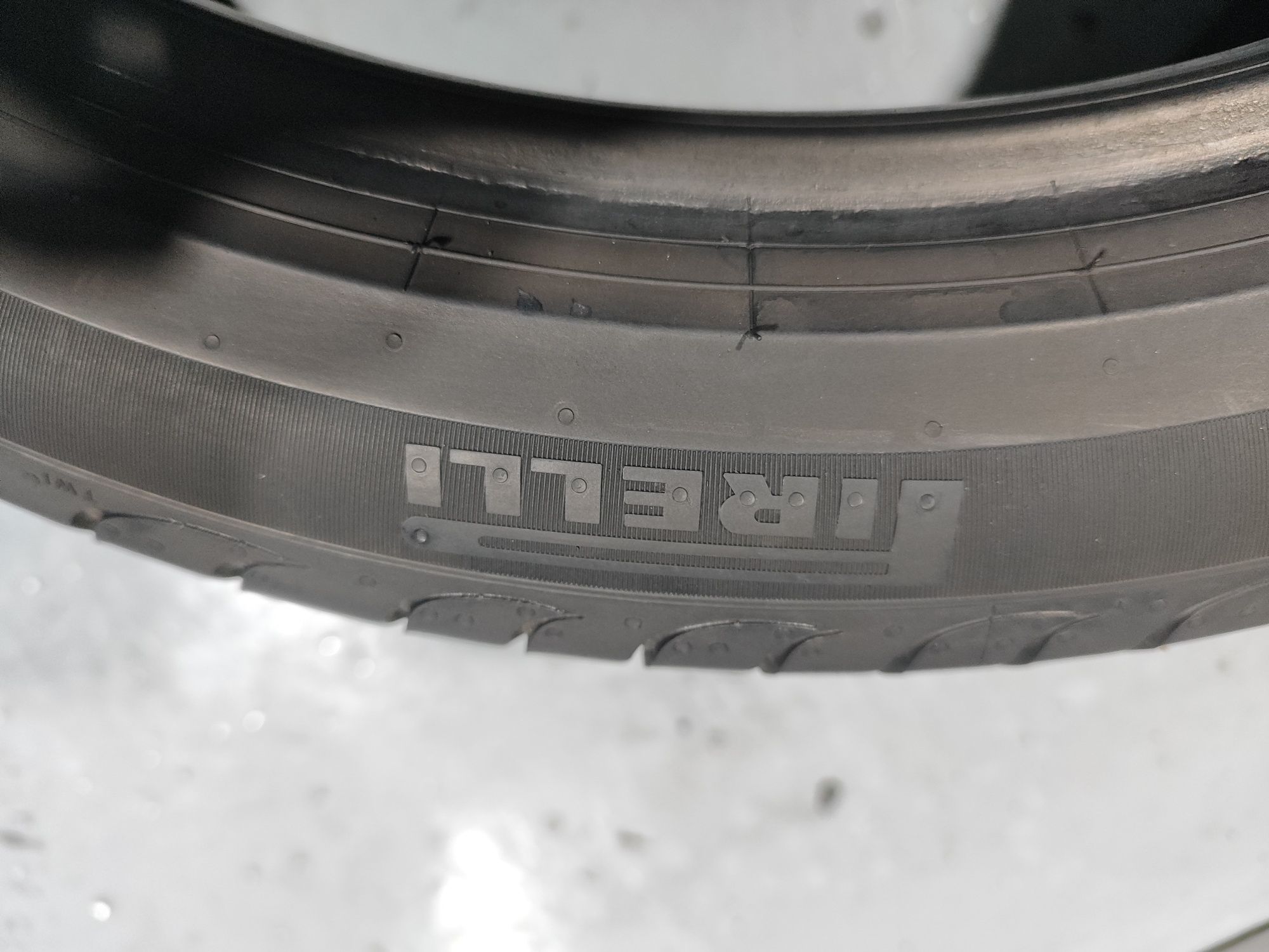 2 pneus semi novos 245-40R18 Pirelli - Oferta dos Portes