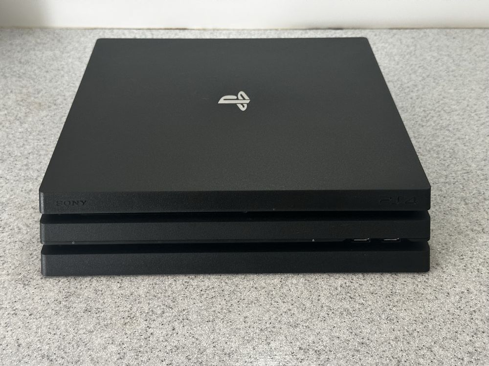 PS4 Pro 1TB + 2 pady + kable – komplet, sprawne