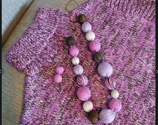 Komplet wełniany golf bezrękawnik + korale kolczyki z tej samej wełny