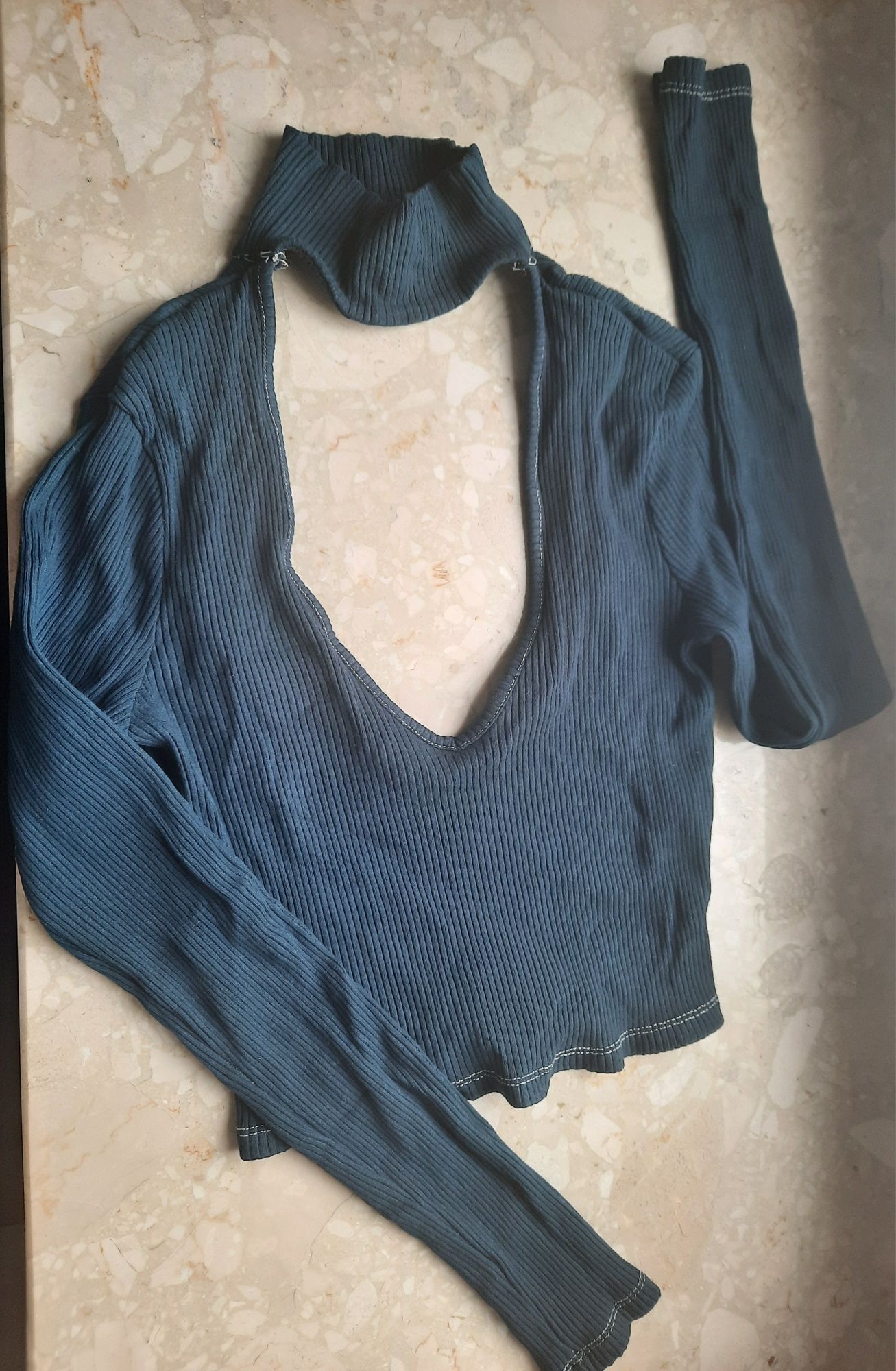 Crop top z golfem głęboki dekolt długi rękaw Bershka r. S