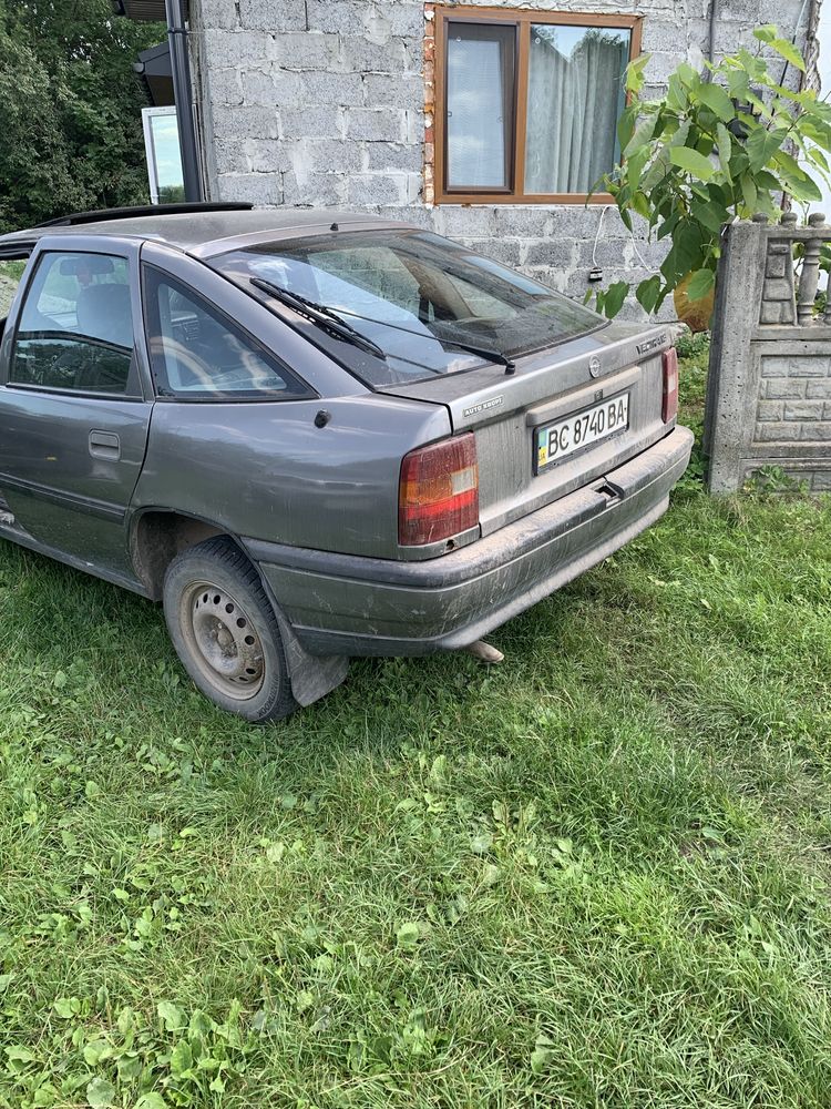 Опель Вектра 1,8 продам на ходу, проста робоча машина