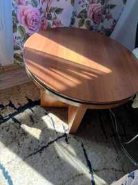 Okrągły, drewniany stolik
