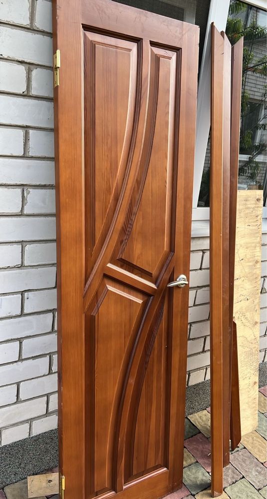 Продам 2 - і б/в міжкімнатні двері разом з коробом у гарному стані