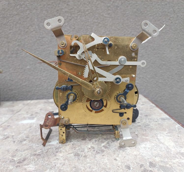 M078 Mechanizm starego zegara bufetowego Junghans kominkowego wskazówk