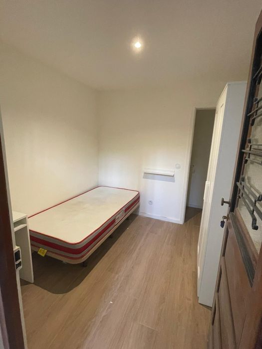 Quarto individual em coimbrões