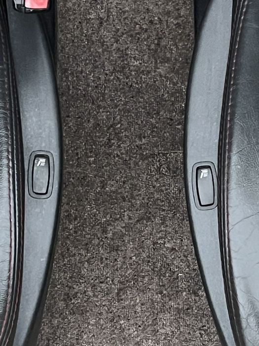 Espace IV Czerwona Nic  Alkantara