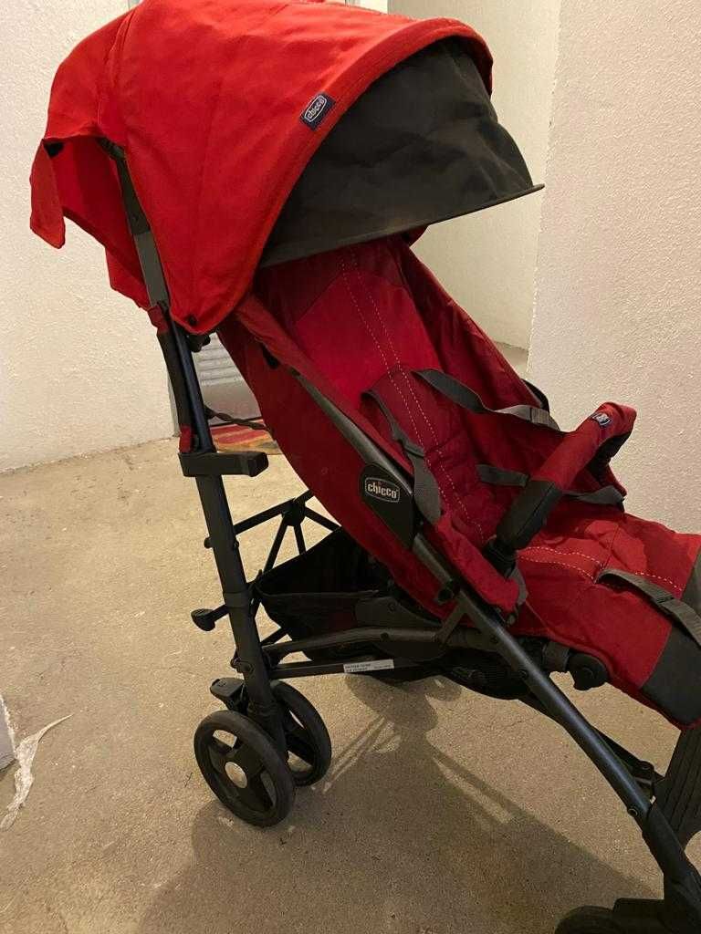 Carrinho passeio / bengala CHICCO em ótimo estado com capa CHUVA