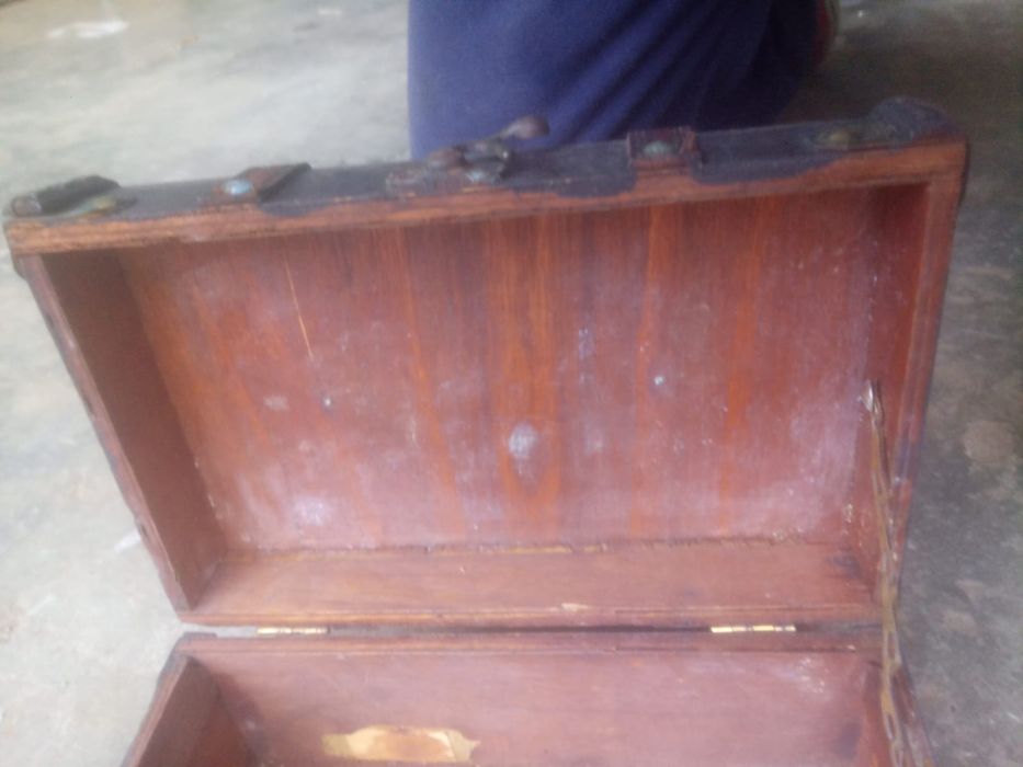 Baú antigo de madeira