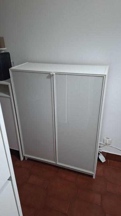 Estante billy com portas hogbo ikea