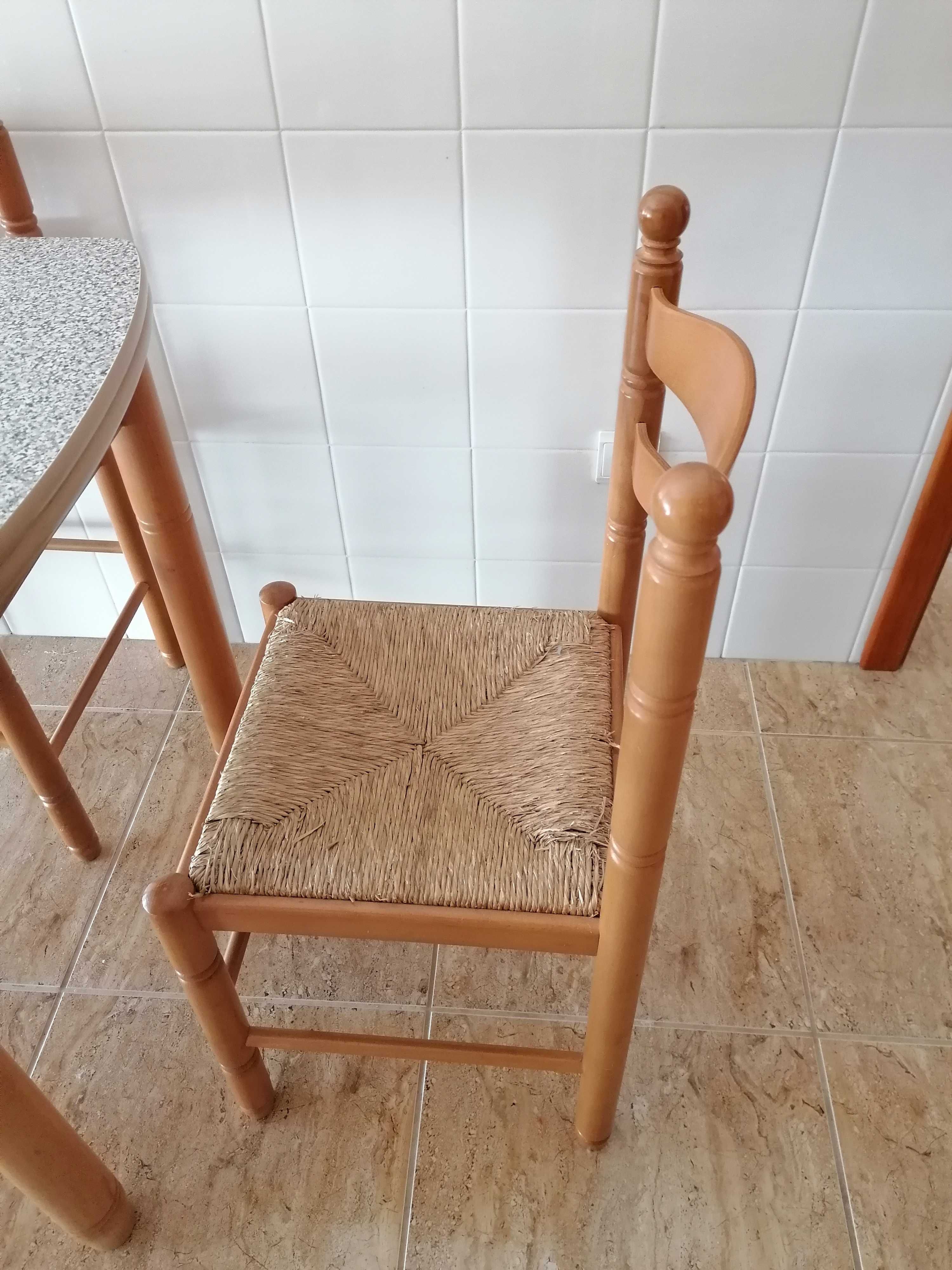 Mesa e 4 cadeiras