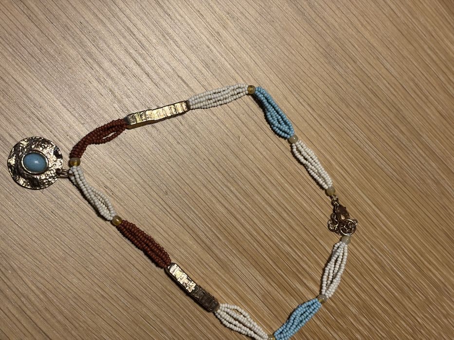 Colar da Parfois, em tons de azul, branco e castanho.