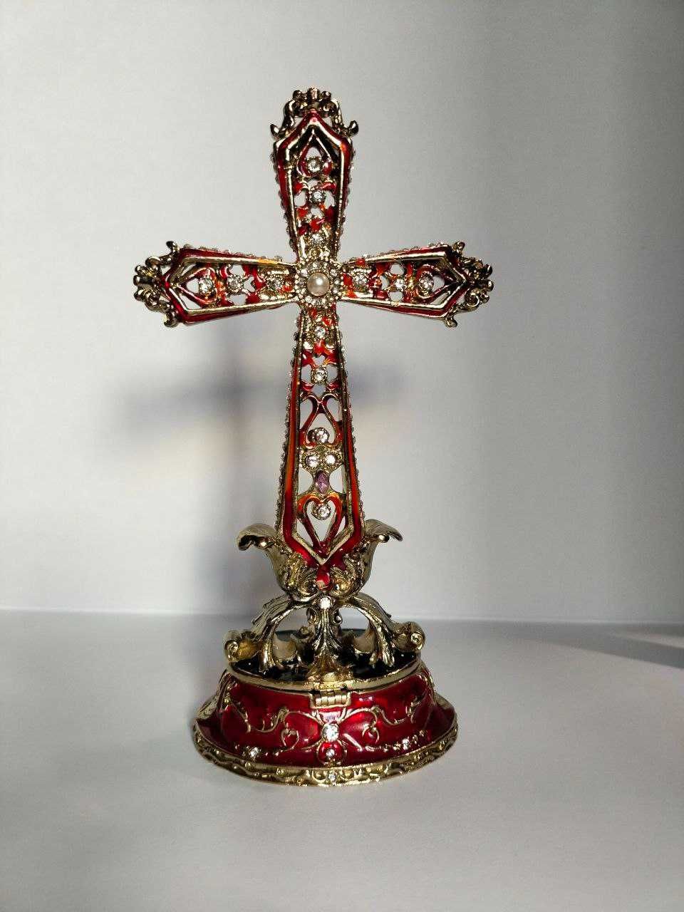 Ozdobny, stojący krzyżyk prawosławny ze schowkiem
