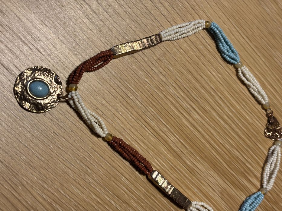 Colar da Parfois, em tons de azul, branco e castanho.