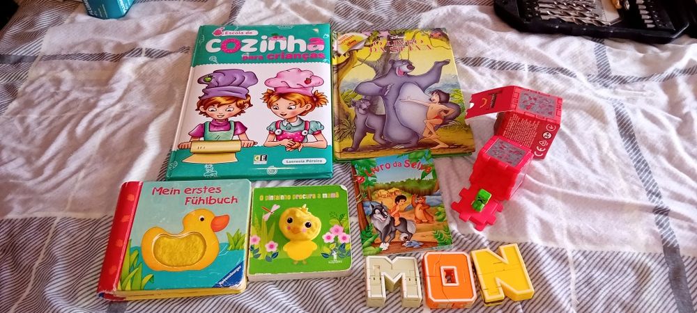 Livros infantis para crianças e alguns brinquedos