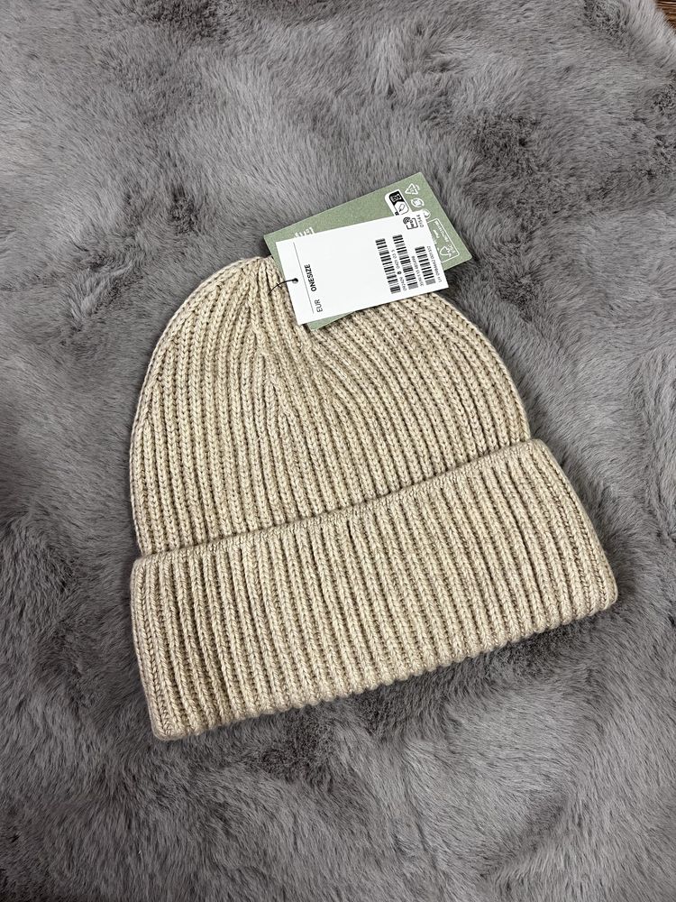 Шапки H&M у різних кольорах