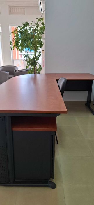 Aluga-se espaço em escritório