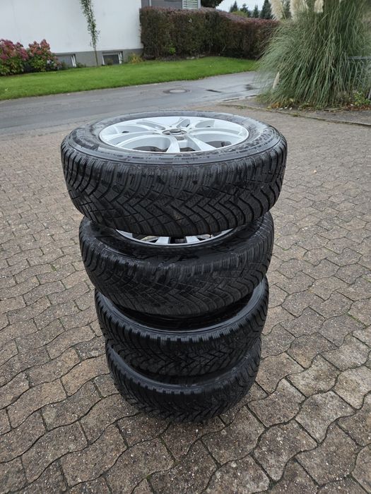 Стійка для шин, стальна підставка для зберігання шин.